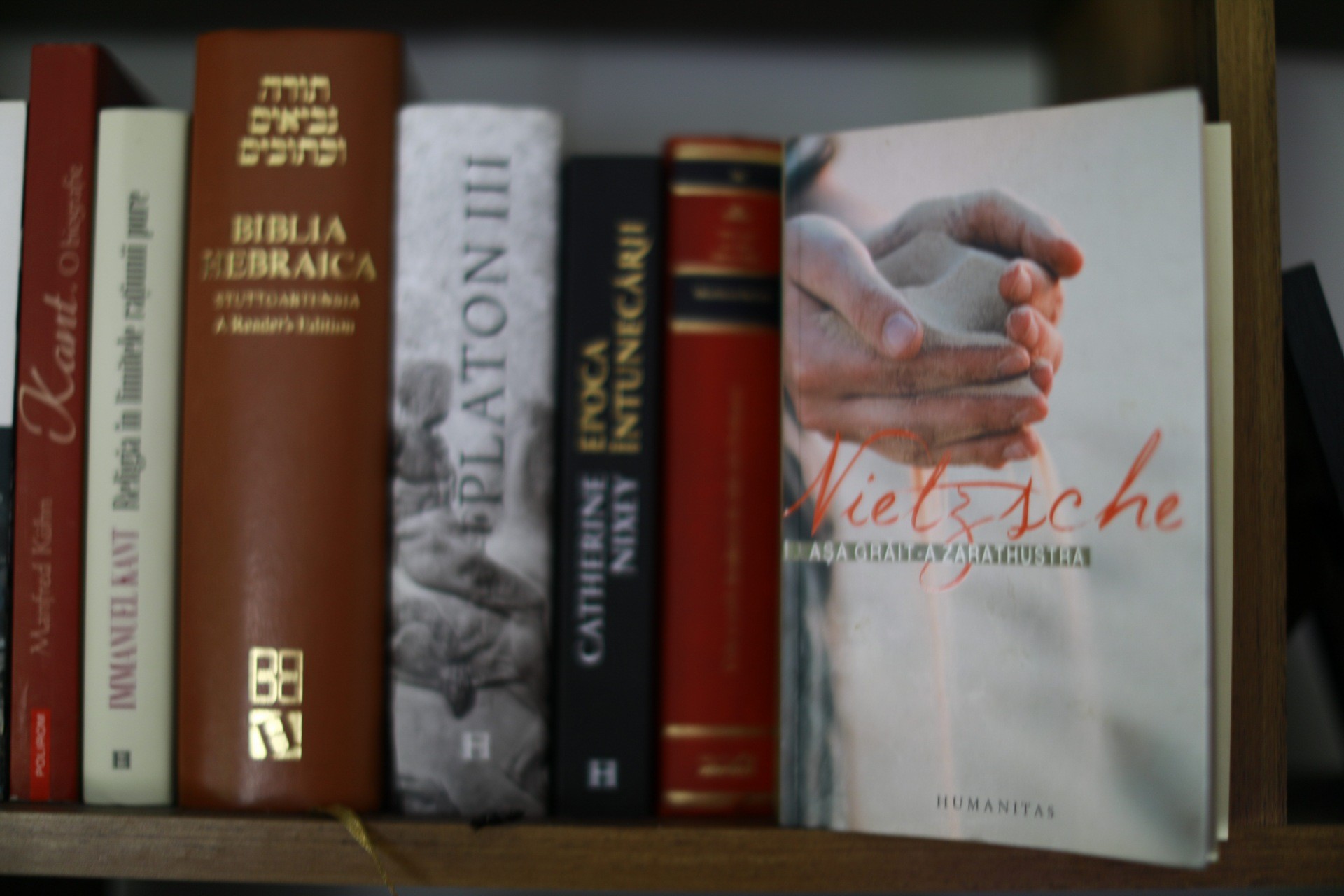 Photo of the cover of Thus spoke Zarathustra by Nietzsche, taken by Ruben-Laurentiu