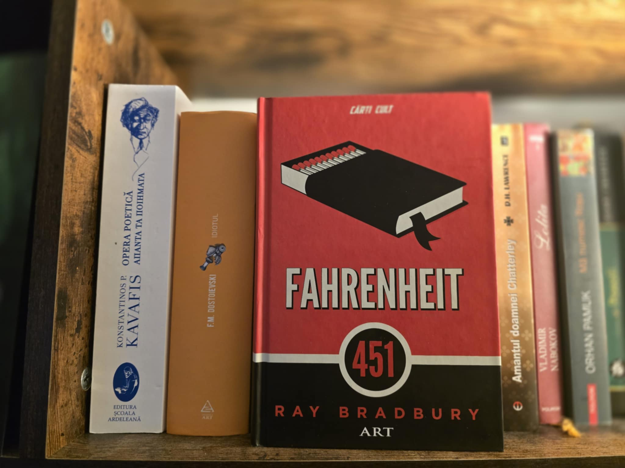 Photo with the cover of the book Fahrenheit 451 by Ray Bradbury taken by Ruben-Laurentiu